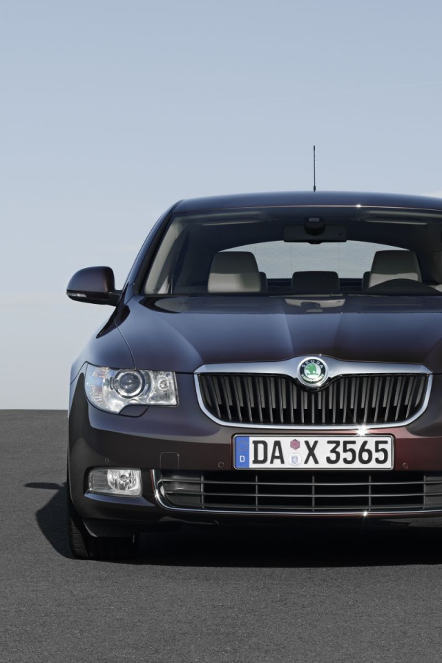 Автомобиль марки Skoda модели SuperB