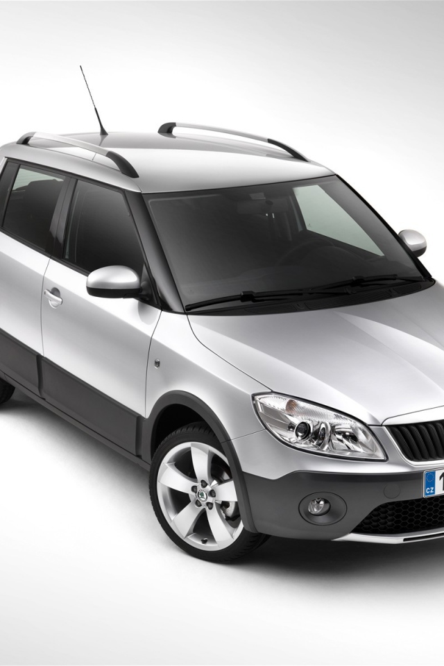 Автомобиль Skoda Fabia на дороге