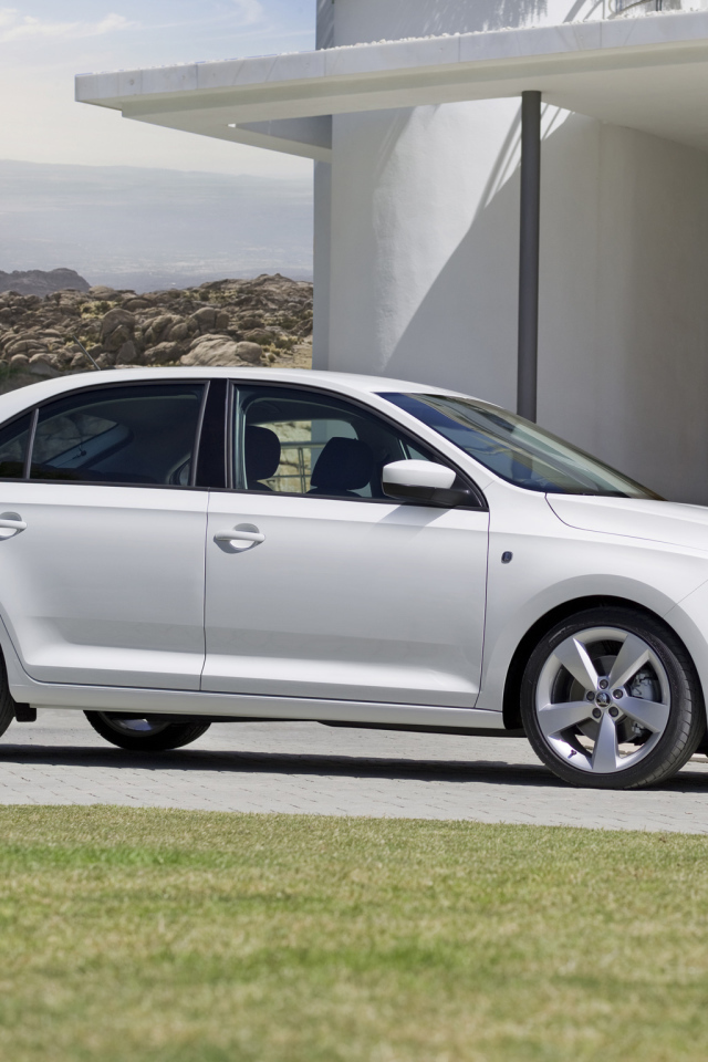 втомобиль Skoda Rapid на дороге