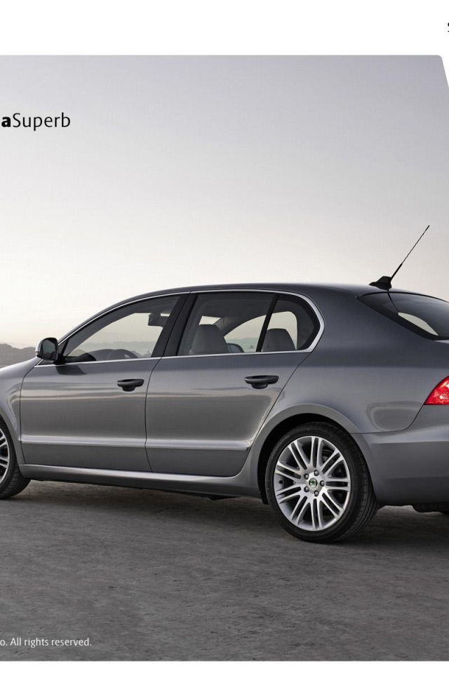 Автомобиль Skoda SuperB на дороге