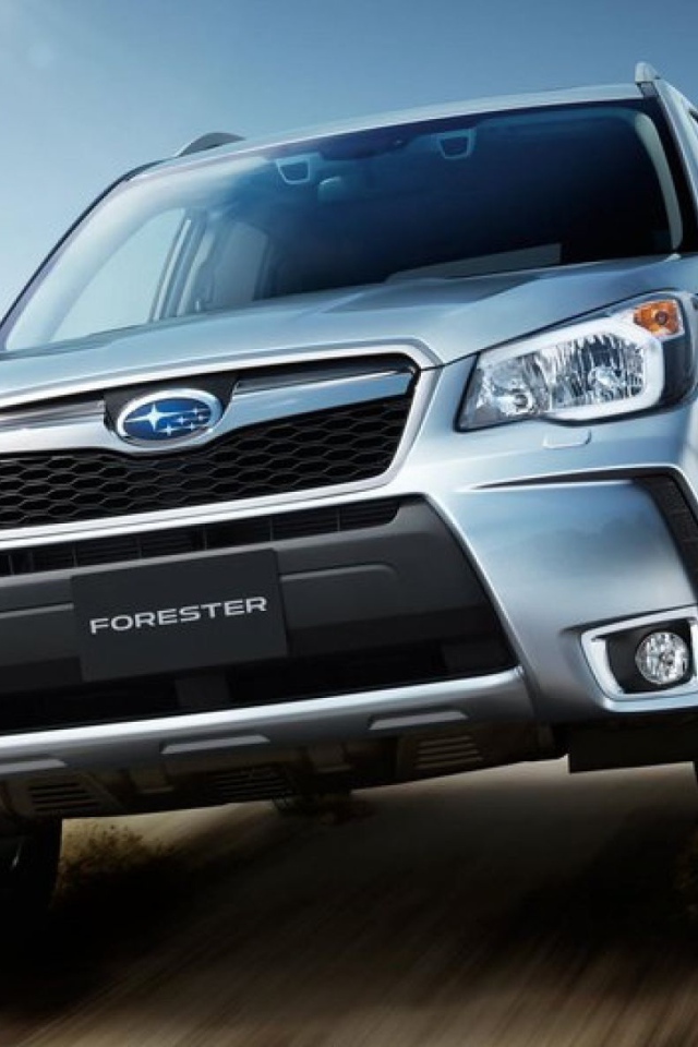 Автомобиль Subaru Forester 2013 на дороге