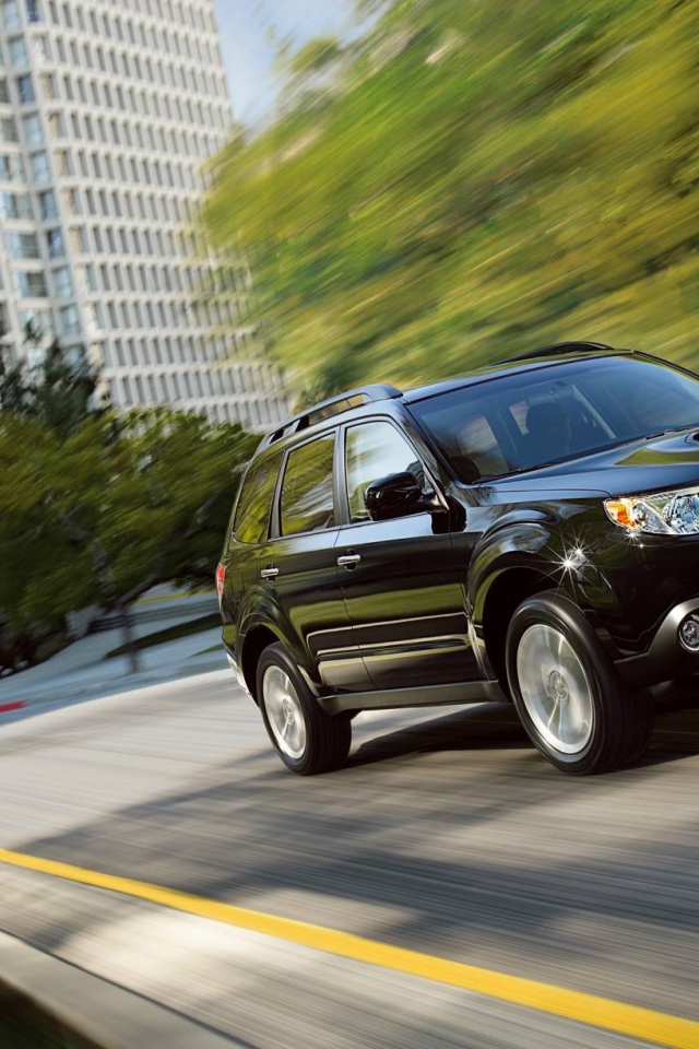 Красивый автомобиль Subaru Forester 2013 в Москве