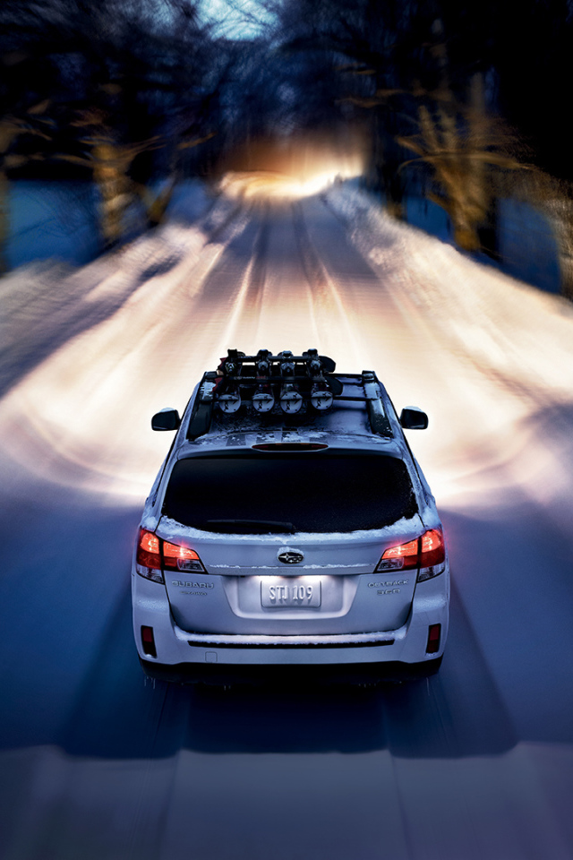 Красивый автомобиль Subaru Outback в Москве