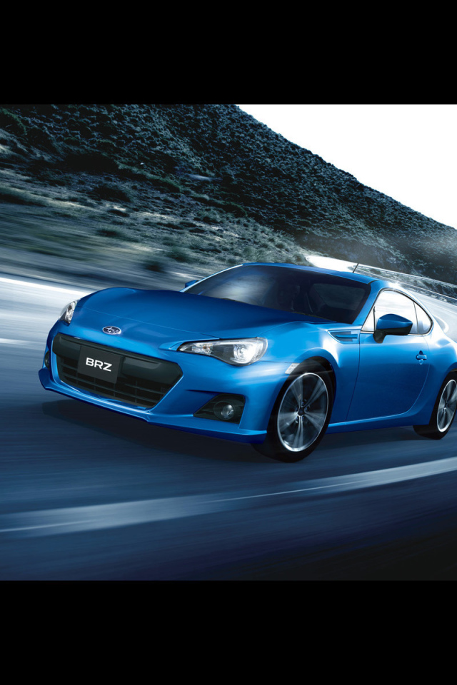 Автомобиль Subaru BRZ на дороге