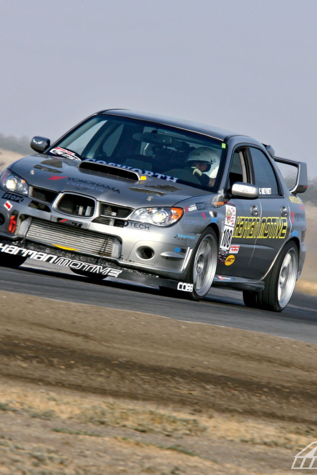 Автомобиль Subaru Boxer на дороге