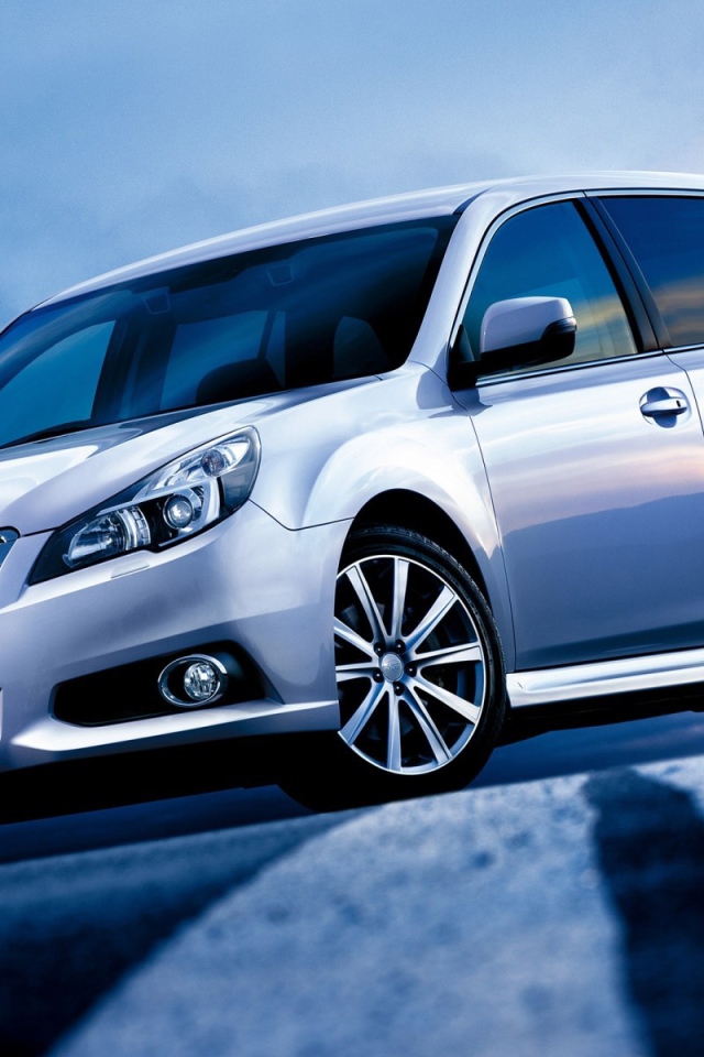 Автомобиль Subaru Legacy на дороге