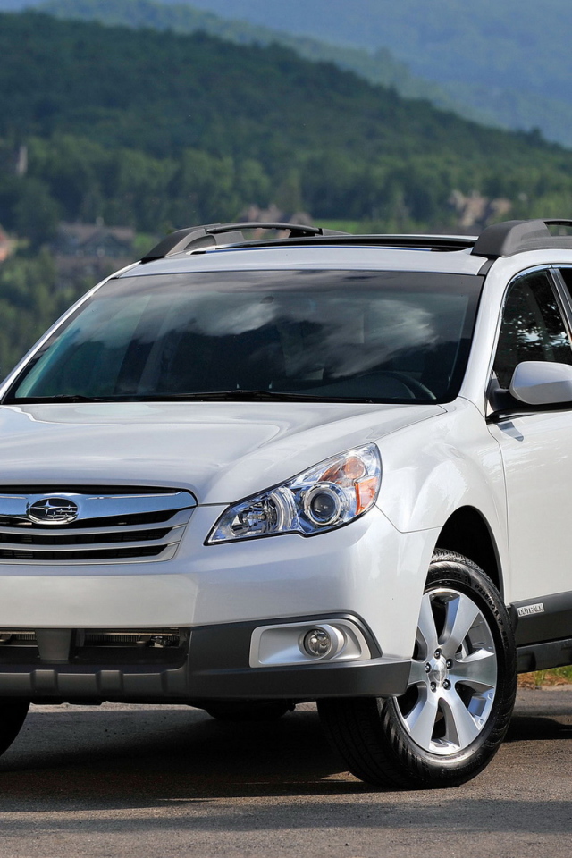 Автомобиль Subaru Outback на дороге