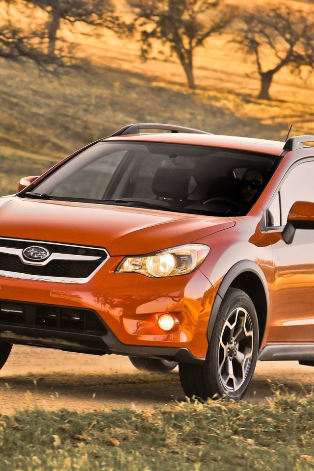 Автомобиль Subaru XV на дороге