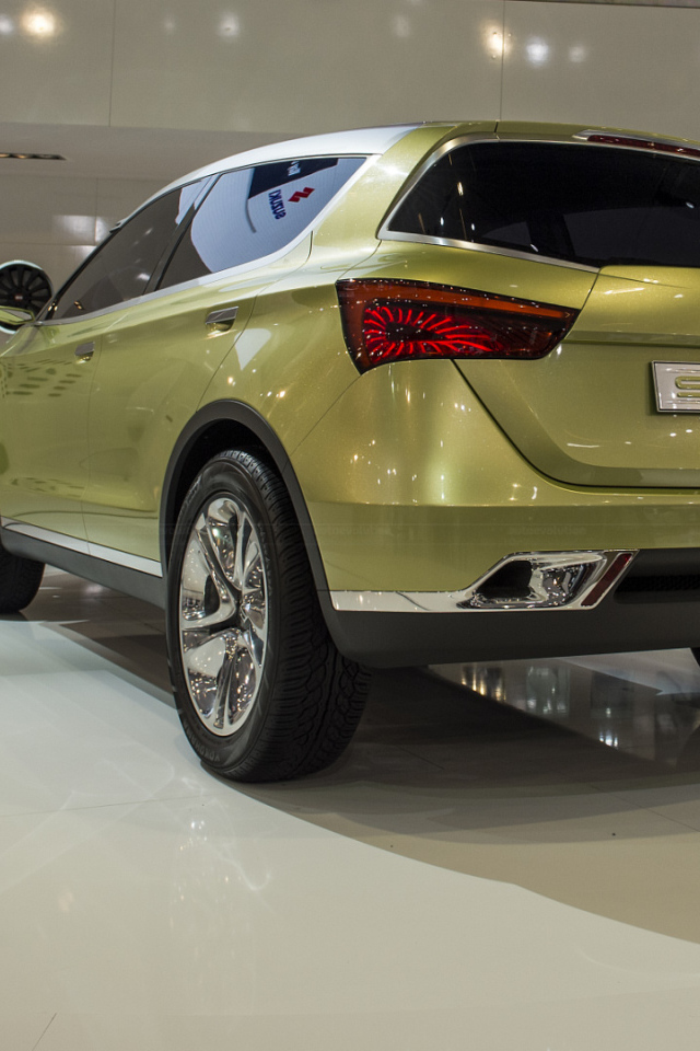 Красивый автомобиль Suzuki S-Cross 2014 в Москве