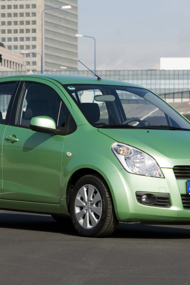   Красивый автомобиль Suzuki Splash