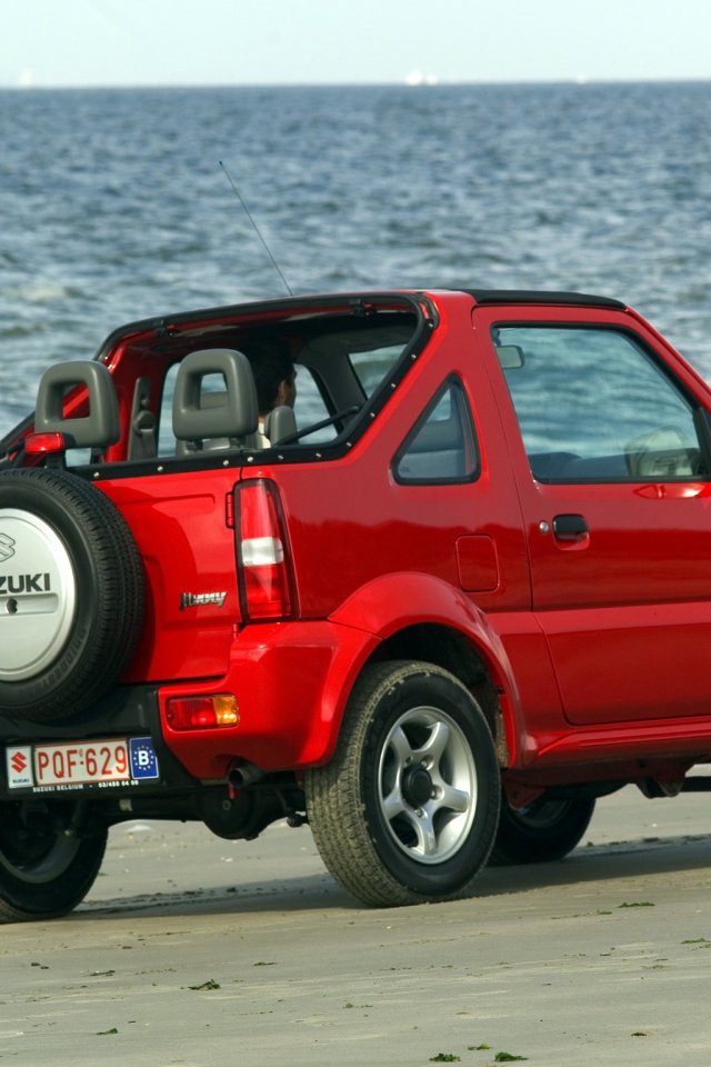 Автомобиль Suzuki Jimny на дороге