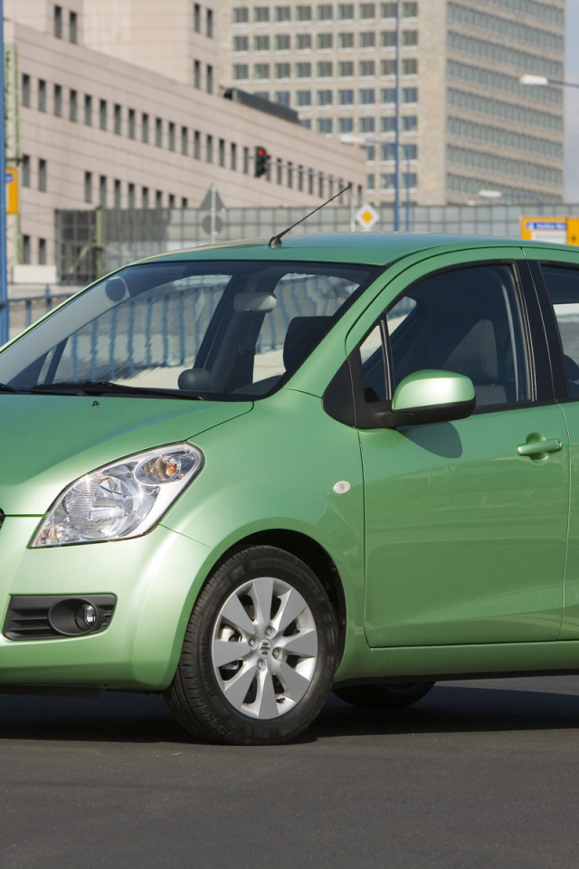 Автомобиль Suzuki Splash на дороге