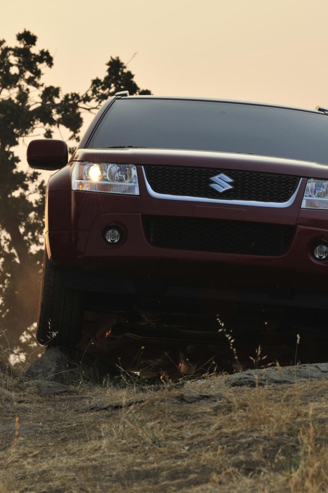 Автомобиль Suzuki Grand Vitara 2014 на дороге