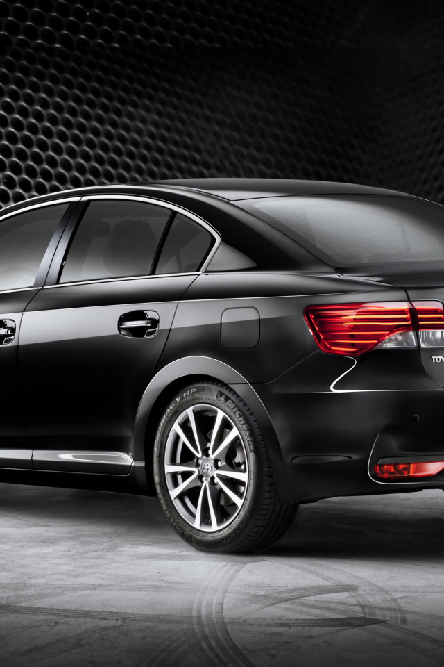 Автомобиль Toyota Avensis 2013 на дороге