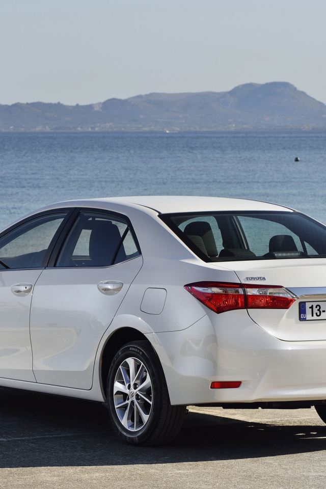 Автомобиль Toyota Corolla 2014 на дороге 