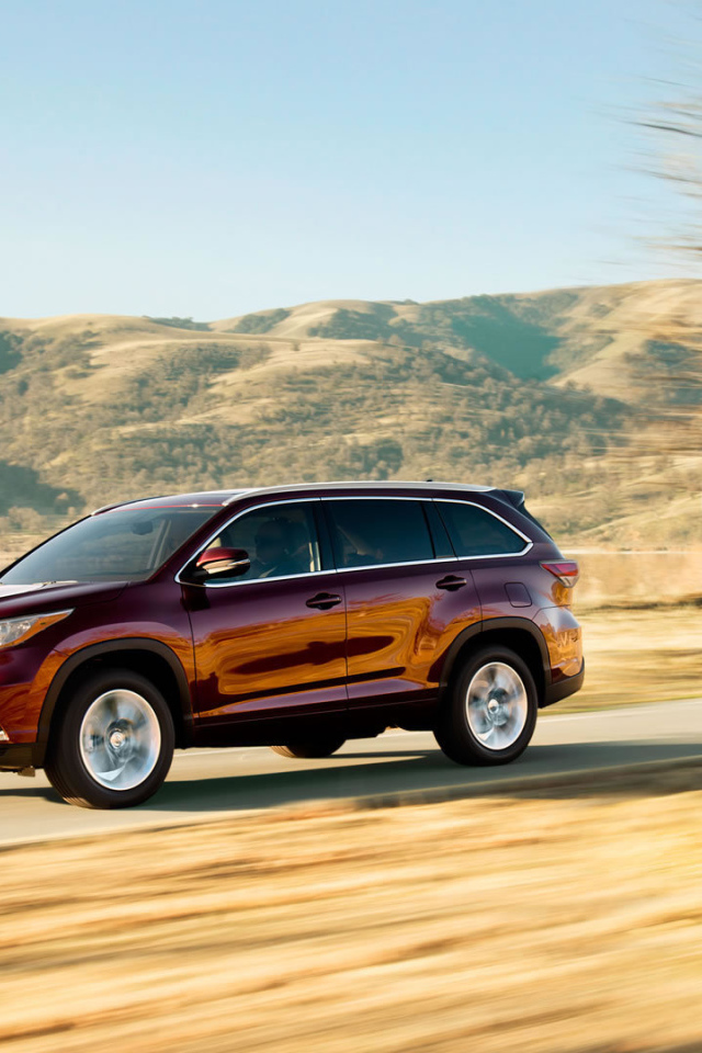 Красивый автомобиль Toyota Highlander 2014