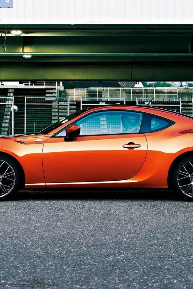 Красивый автомобиль Toyota Avensis 2013