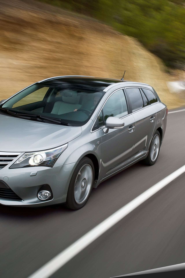 Красивый автомобиль Toyota Avensis 2013 в Москве