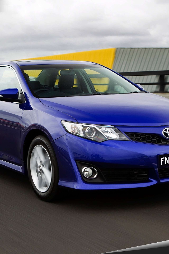 Красивый автомобиль Toyota Camry в Москве