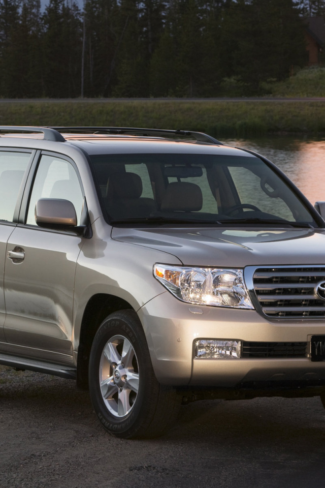 Красивый автомобиль Toyota Land Cruiser 200 в Москве
