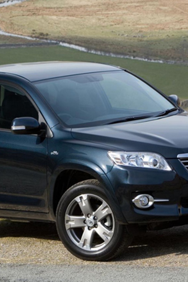 Красивый автомобиль Toyota RAV4 в Москве