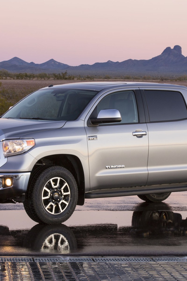 Красивый автомобиль Toyota Tundra 2014