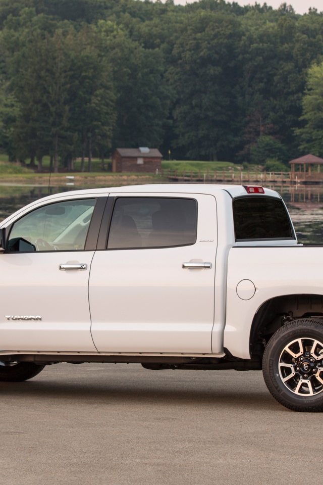 Красивый автомобиль Toyota Tundra 2014 в Москве