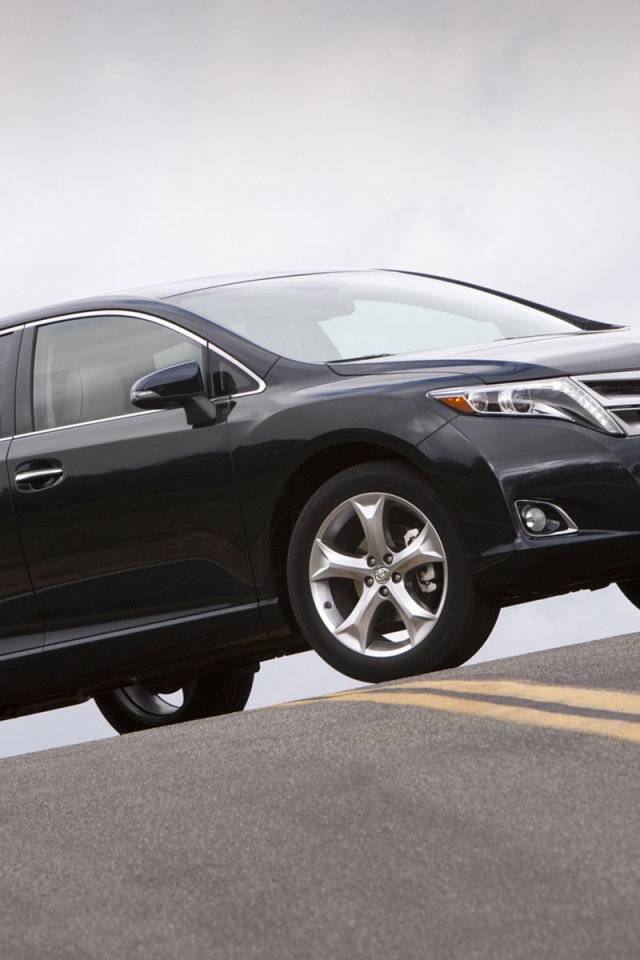 Красивый автомобиль Toyota Venza