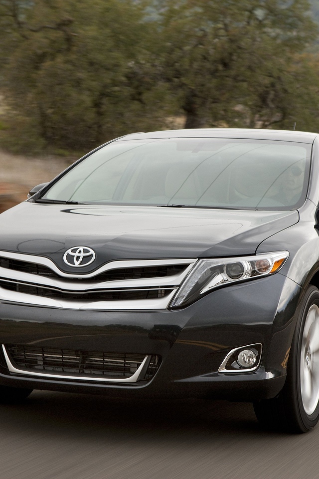 Красивый автомобиль Toyota Venza в Москве