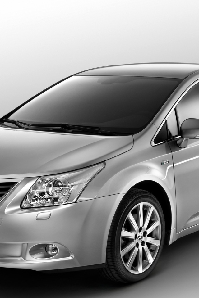 Новый автомобиль Toyota Avensis 2013