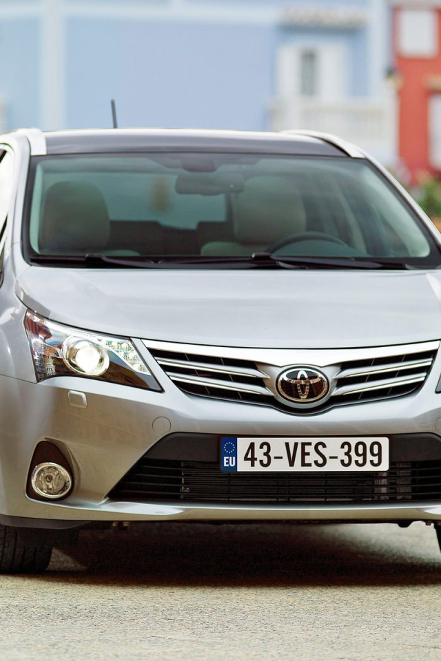 Надежный автомобиль Toyota Avensis 2013