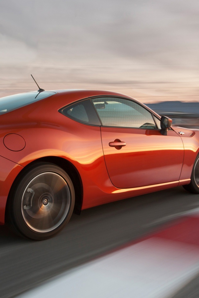 Спортивная Тойота на дороге