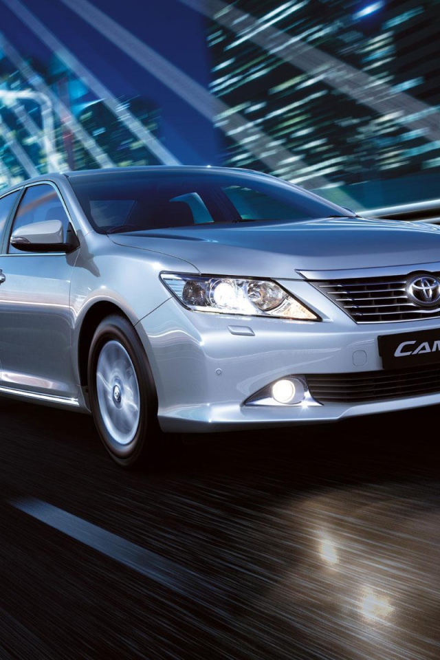 Тест драйв автомобиля Toyota Camry