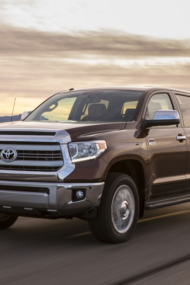 Тест драйв автомобиля Toyota Tundra 2014