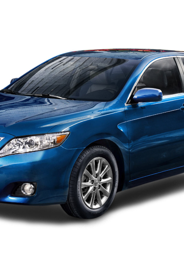 Автомобиль Toyota Camry на дороге