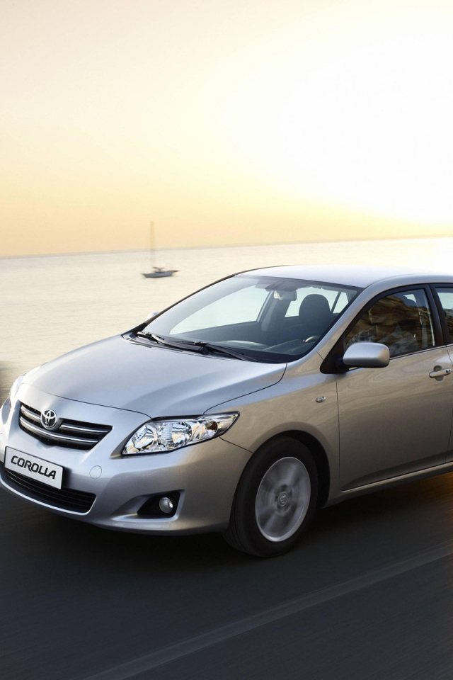 Автомобиль Toyota Corolla на дороге