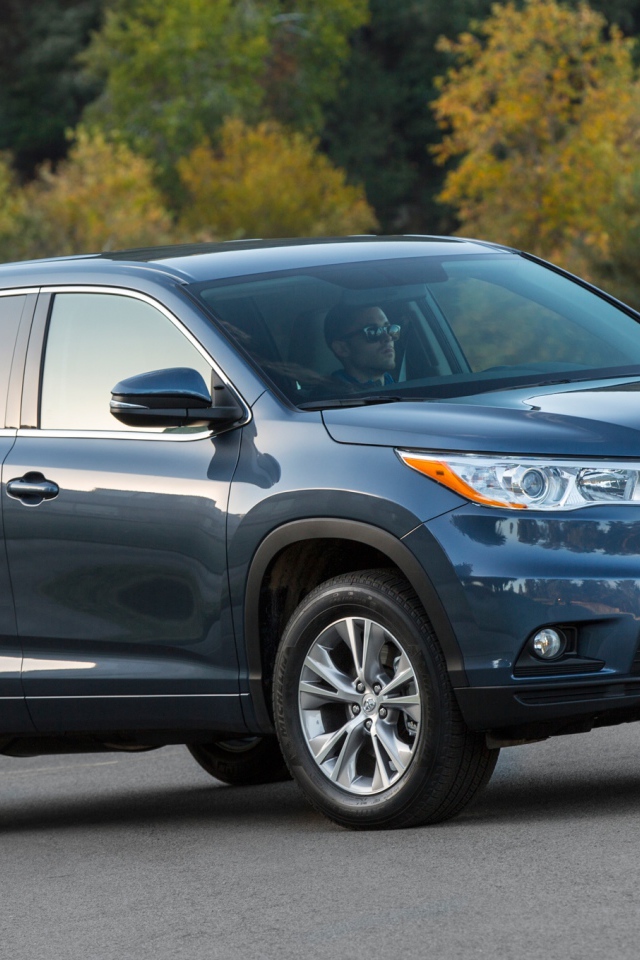 Автомобиль Toyota Highlander 2014 на дороге