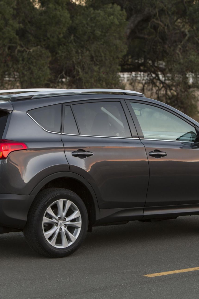 Автомобиль Toyota RAV4 на дороге