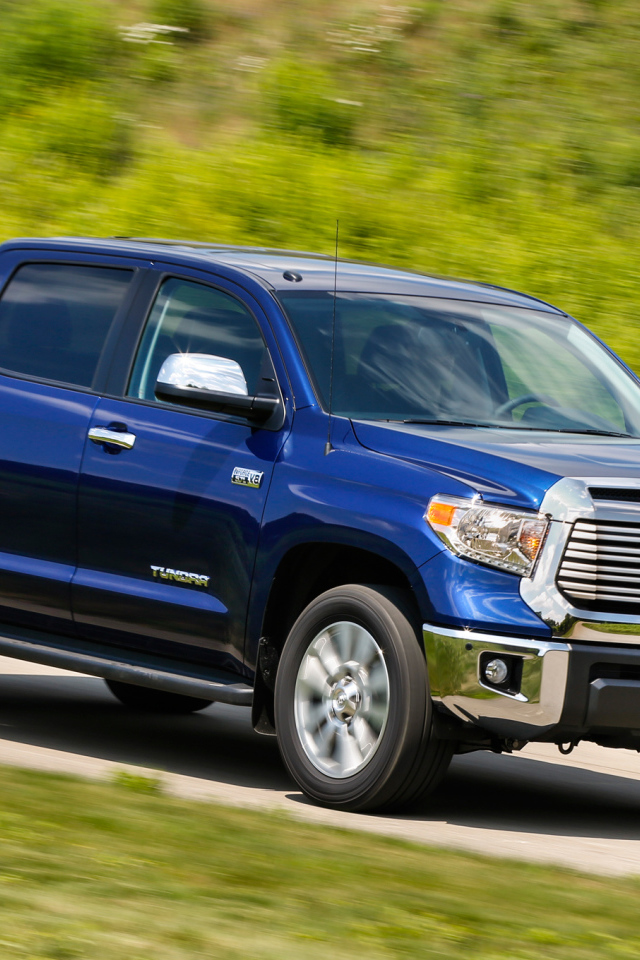Автомобиль Toyota Tundra 2014 на дороге 