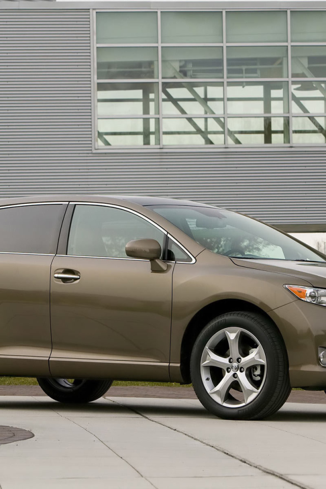 Автомобиль Toyota Venza на дороге