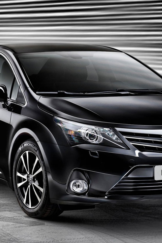 Автомобиль марки Toyota модели Impreza Avensis 2013