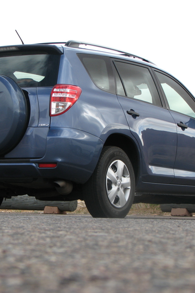 Автомобиль марки Toyota модели RAV4