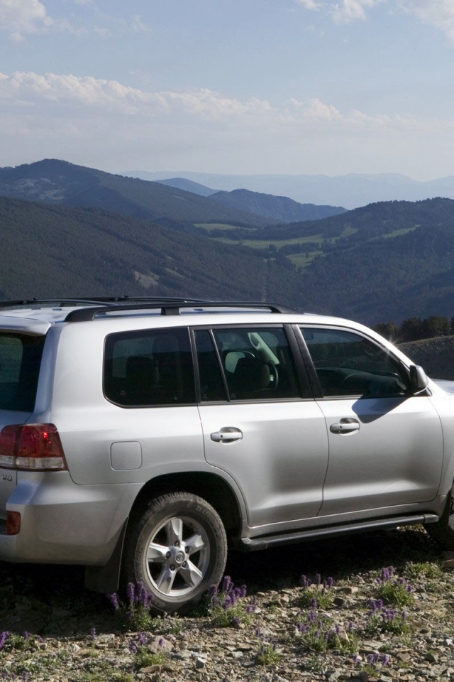 Новая машина Toyota Land Cruiser 200