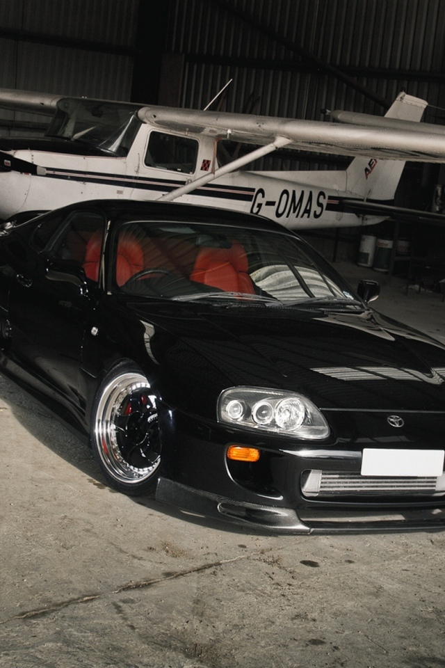 Черная тойота и самолет