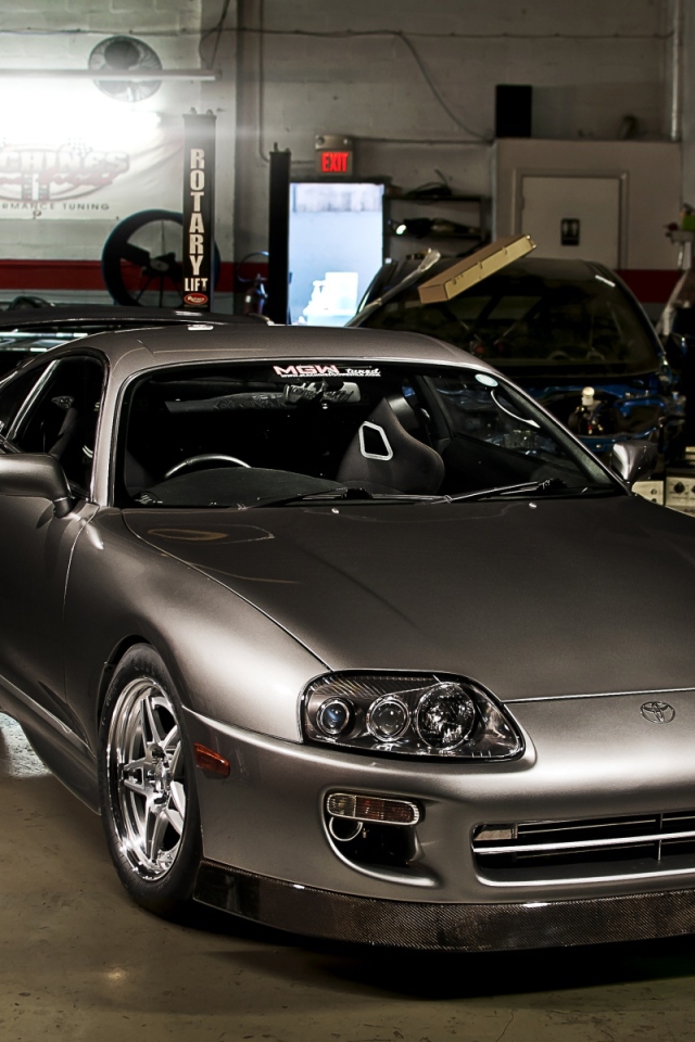 Серая тойота в сервисе