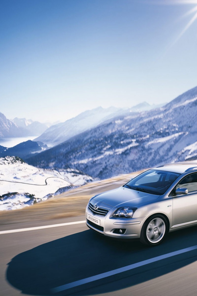 Тойота в заснеженных горах