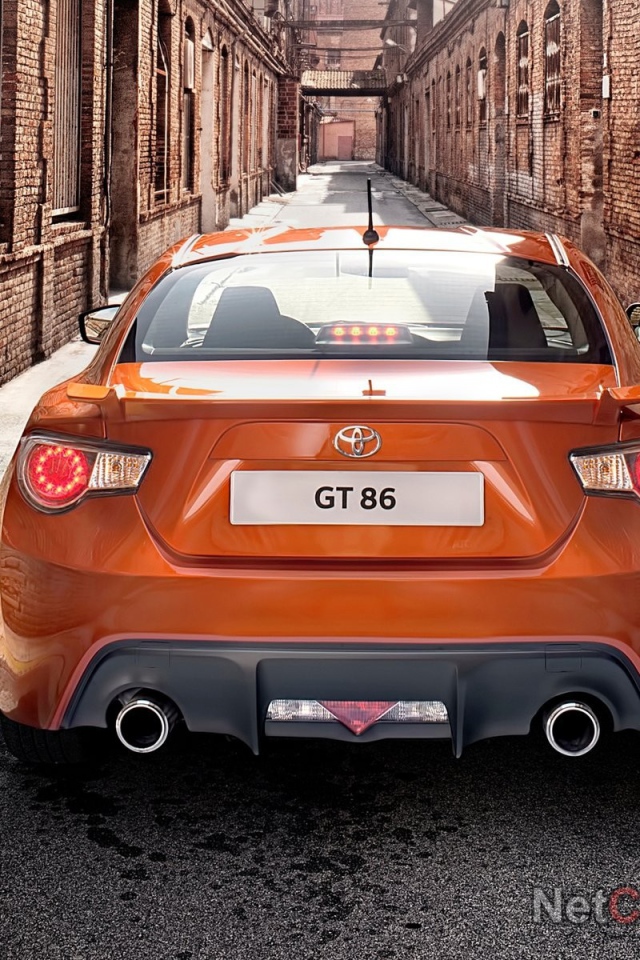 Тойота на узкой улице