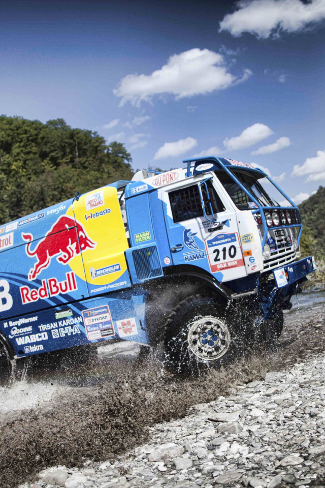Камаз на трассе Париж-Дакар