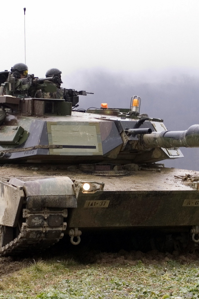 Два солдата на танке