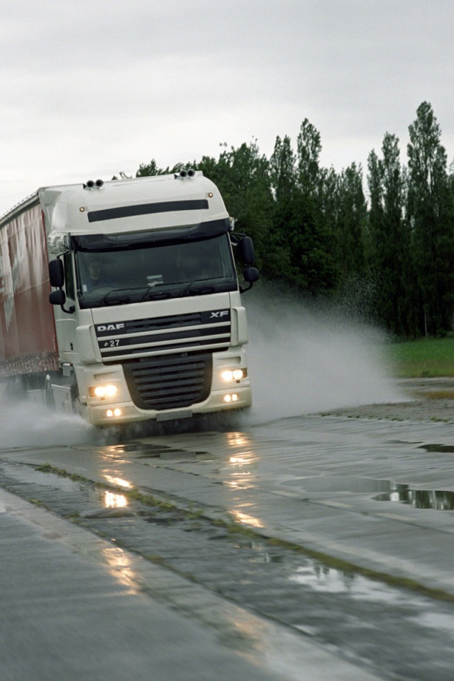 Автомобиль на мокрой дороге